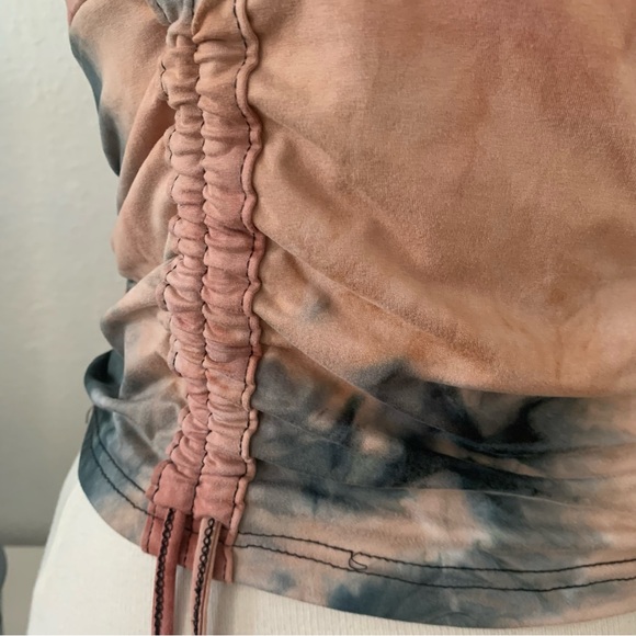 Bae City short sleeved tie-dye crop top. V-neck. Adjustable scrunched front - Picture 4 of 13